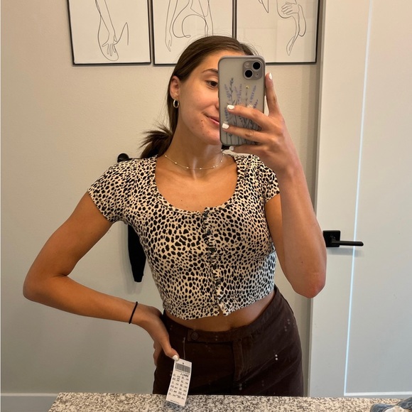 Brandy Melville Shirt Cheetah / Leopard print - Picture 2 of 4